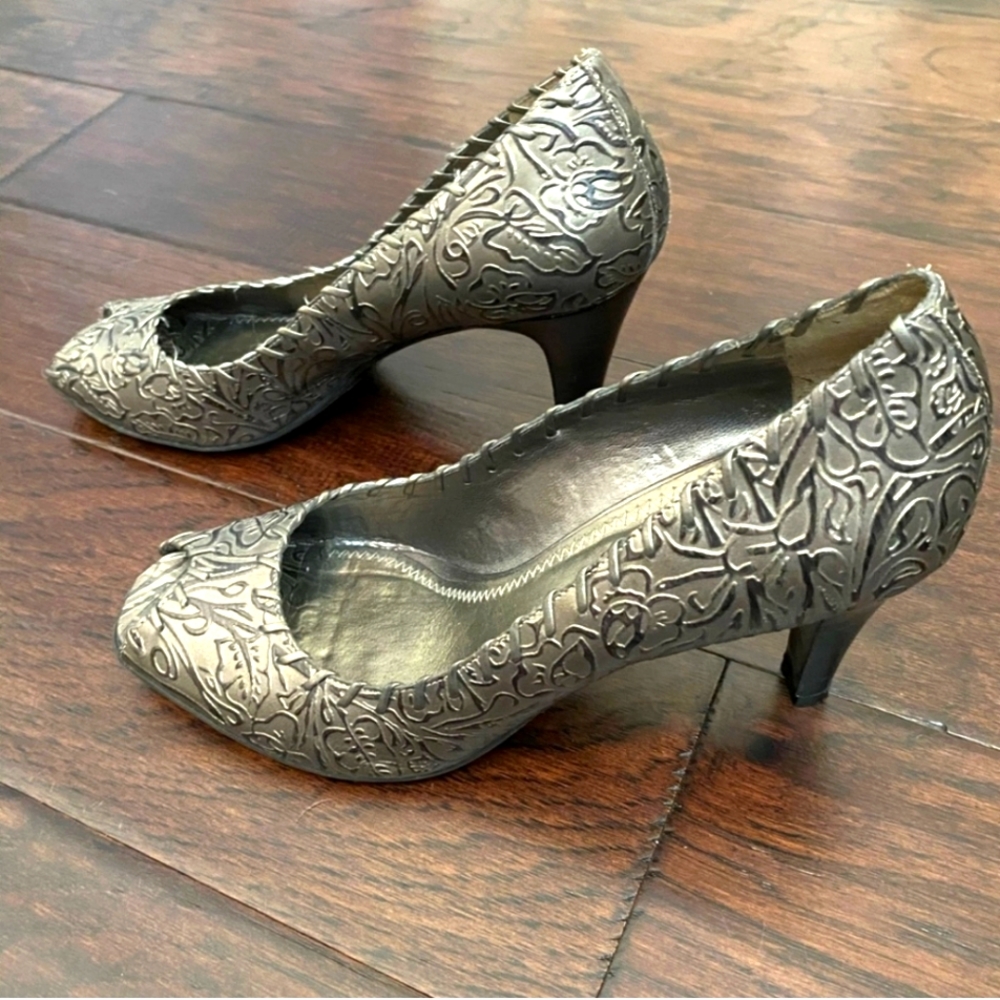 Antonio Melani Grey Peep Toe Heels. Size 7.5 New Condition